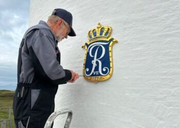 Søren Pedersen får monogrammet for Frederik VII på plads over indgangen til Hirtshals Fyr.