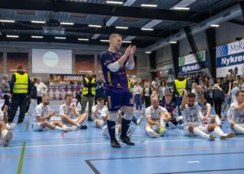 Tobias Sørensen hyldes af holdet og publikum hos Hjørring Futsal Klub. Foto: Jacob Strandeng.