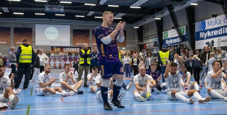 Tobias Sørensen hyldes af holdet og publikum hos Hjørring Futsal Klub. Foto: Jacob Strandeng.