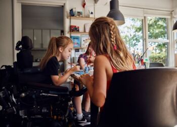 En tredjedel af befolkningen mener, at de fleste danskere behandler mennesker med handicap som mindre værd, lyder det i ny befolkningsundersøgelse.