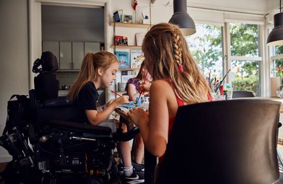 En tredjedel af befolkningen mener, at de fleste danskere behandler mennesker med handicap som mindre værd, lyder det i ny befolkningsundersøgelse.