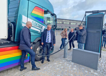Det blev formand for Folketingets Transportudvalg, Rasmus Prehn, og Borgmester Søren Smalbro, der skulle lade den første lastbil. Lotte Vang, chef for grøn omstilling i Hjørring Kommune, fik lov at lade den første bus.