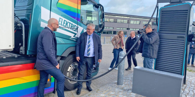 Det blev formand for Folketingets Transportudvalg, Rasmus Prehn, og Borgmester Søren Smalbro, der skulle lade den første lastbil. Lotte Vang, chef for grøn omstilling i Hjørring Kommune, fik lov at lade den første bus.