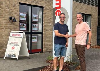Jesper Carlsson og Michael Christensen giver håndslag på ny aftale om navnesponsorat.