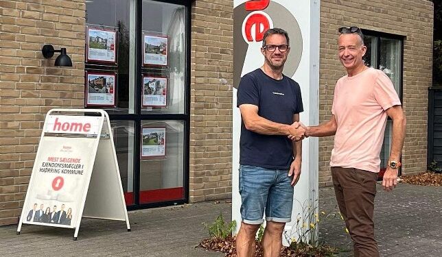 Jesper Carlsson og Michael Christensen giver håndslag på ny aftale om navnesponsorat.