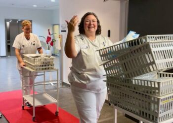 Glade medarbejdere triller ind på den røde løber ved afsnit 204b i Hjørring. Foto: Region Nordjylland.