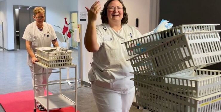 Glade medarbejdere triller ind på den røde løber ved afsnit 204b i Hjørring. Foto: Region Nordjylland.