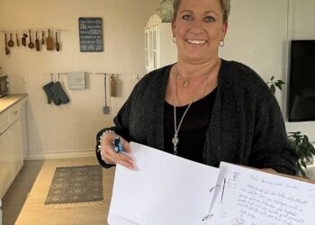 Jeanine Ågaard med hilsner i gæstebogen fra tilfredse gæster i sin egen ferielejlighed, som udlejes via Airbnb. Foto: Erhverv Hjørring.