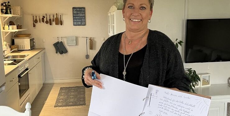 Jeanine Ågaard med hilsner i gæstebogen fra tilfredse gæster i sin egen ferielejlighed, som udlejes via Airbnb. Foto: Erhverv Hjørring.