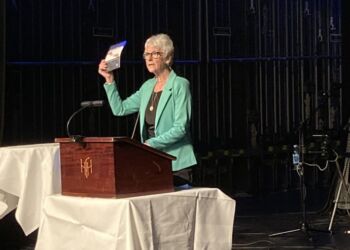 Ældrerådets nuværende formand Kirsten Holst på talerstolen i salen ved et arrangement på Vendelbohus. Foto: Arkiv.