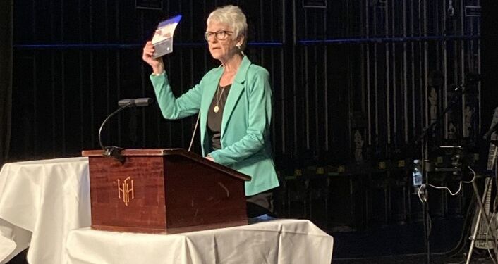 Ældrerådets nuværende formand Kirsten Holst på talerstolen i salen ved et arrangement på Vendelbohus. Foto: Arkiv.