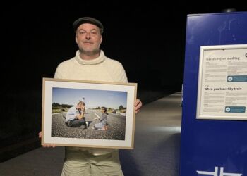 Forfatter Mads Nygaard på Horne Station med det berømte billede taget af fotograf Michael Drost Hansen.