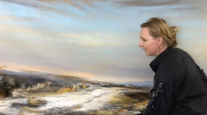 Marie Louise Eriksen har travlt med maleriet frem til ferniseringen hos Galleri Tornby. Foto: Privat.