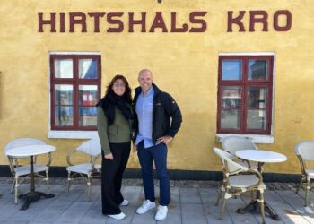 Mette Jensen og Per Møller fra Det Konservative Folkeparti foran Hirtshals Kro. Foto: Niels Skipper.