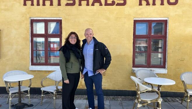 Mette Jensen og Per Møller fra Det Konservative Folkeparti foran Hirtshals Kro. Foto: Niels Skipper.