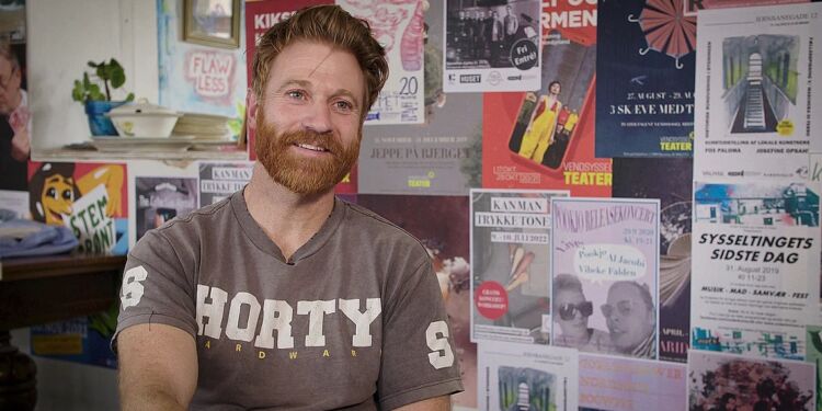 Kunstneren Nicklas Douglas. Foto: TV2 Nord.