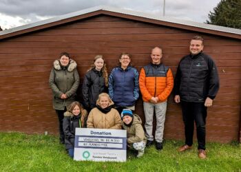 Formanden for Vendsyssel 4H, Tina Hansen, og brugerne af 4H haven i Sindal modtager en donation til en ny plæklipper af afdelingsdirektør Mads Nielsen fra Sparekassen Danmark.