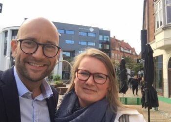 Socialdemokraterne Rasmus Prehn og Mai-Britt Beith udenfor rådhuset i Hjørring. Mandag kan møde dem begge i A-Z. Foto: Arkiv.