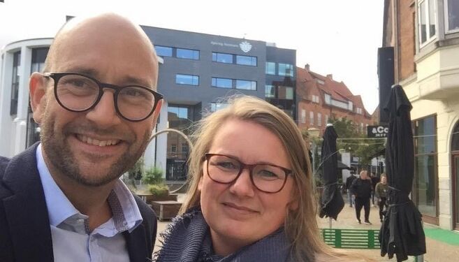Socialdemokraterne Rasmus Prehn og Mai-Britt Beith udenfor rådhuset i Hjørring. Mandag kan møde dem begge i A-Z. Foto: Arkiv.