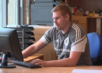 Rasmus Mølgaard arbejder som lærer ved siden af rollerne som sportschef og daglig leder. Foto: TV2 Nord.