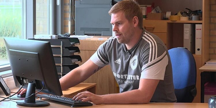 Rasmus Mølgaard arbejder som lærer ved siden af rollerne som sportschef og daglig leder. Foto: TV2 Nord.