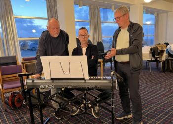 Man skal bestemt ikke lade sig narre af de noget alvorlige miner hos tekstforfatter Kjeld Torbjørn, kapelmester Anders Holm og skuespiller Kurt Bærentsen. Foto: Niels Skipper.