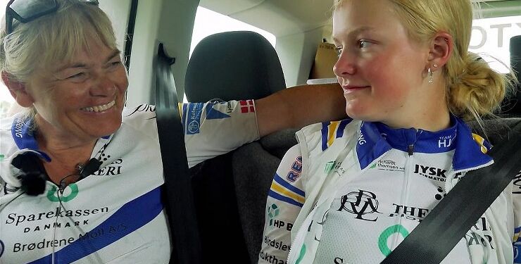 Sandy Frederiksen og Kathrine Havmand får en kort pause fra cyklen.