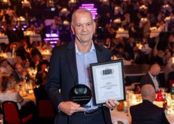 Direktør Jørgen Høll fra Skallerup Seaside Resort med hædersbeviset til Skallerup Seaside Resort.