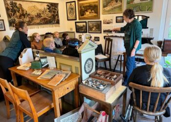 Irene Basthholm er en fremragende formidler af sin store viden om flere generationers liv og levned på Skeen Møllegaard. Foto (arkiv): Niels Skipper.