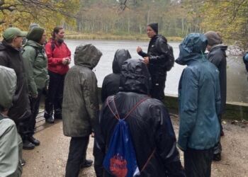 Lars Hansen på tur med en flok voksne hos The Sky Is Blue. Foto: Arkiv.