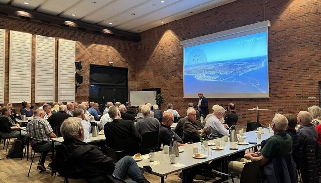Gæster i auditoriet hos Nordsøen Forskerpark, hvor de lyttede til direktør Steen Harding Hintze fra Greenport North. Foto: Greenport North.