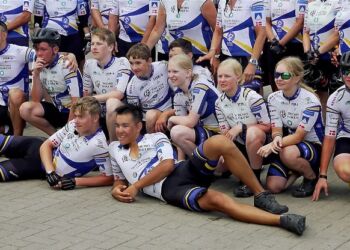 Lucas og William ligger forrest på holdbilledet. De er blevet bedste venner.