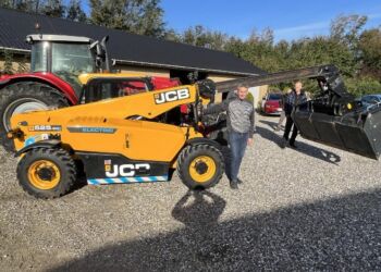 Peter Nielsen ved sin nye batteridrevne teleskoplæsser på Vester Jonstrup. Foto: Niels Chr. Jakobsen.