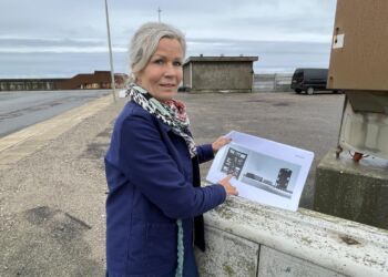 Turistchef Laila Zielke med skitse, der viser, hvor tårnet skal opføres på Hirtshals Havn. Foto: Niels Chr. Jakobsen.
