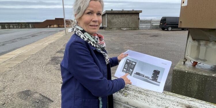 Turistchef Laila Zielke med skitse, der viser, hvor tårnet skal opføres på Hirtshals Havn. Foto: Niels Chr. Jakobsen.