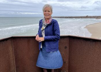 Turistchef Laila Zielke, som har været drivkraft bag projektet, ses her ved Pelles Strand ud for stedet, hvor Det Sorte Tårn skal stå på Hirtshals Havn. Foto: Niels Chr. Jakobsen.