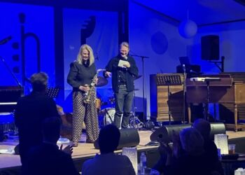Søren Nielsen overrækker Kirsten Hjorth prisen - en saxofon. Foto: Palle W. Nielsen