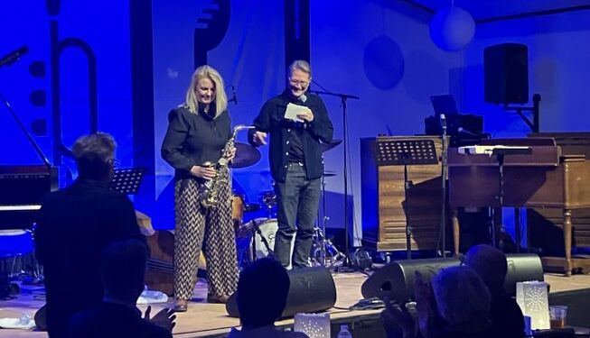 Søren Nielsen overrækker Kirsten Hjorth prisen - en saxofon. Foto: Palle W. Nielsen