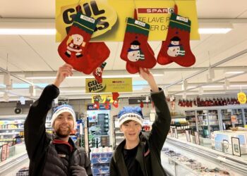 Andreas og Frederik fylder i december børnenes julesokker med godter. Foto: Palle W. Nielsen
