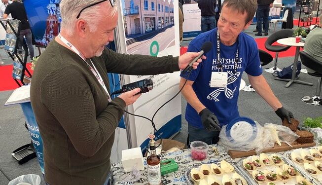 Dagens chefkok Ole Kjærsgaard Nielsen interviewes af Skaga FMs Niels Viberg. Foto: Palle W. Nielsen