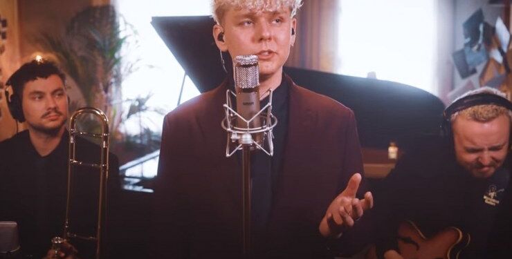 Emil Otto giver koncert på Restaurant Tannishus i Tversted. Pressefoto