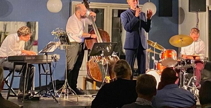 Emil Otto og band på Restaurant Tannishus i Tversted. Privatfoto