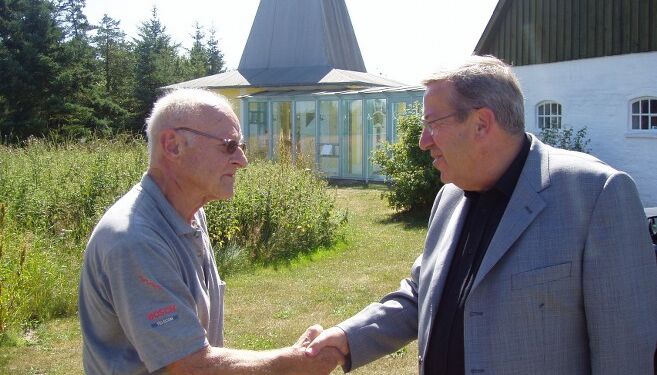 I juli 2006 besøgte biskop Søren Lodberg guldsmed Bent Exner, som står for Bistrupkirkens kirkesølv og alterudsmykning. Her optog Hasse Boe tv-dokumentar med  TV Nord om Exner. (Privat foto).