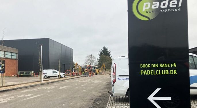 Der arbejdes stadig ved det nye padelcenter på Frederikshavnsvej i Hjørring. Foto: Palle W. Nielsen
