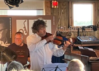 Organic 3 med violinisten Kristian Jørgensen spiller op. Foto: Palle W. Nielsen