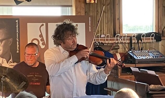 Organic 3 med violinisten Kristian Jørgensen spiller op. Foto: Palle W. Nielsen