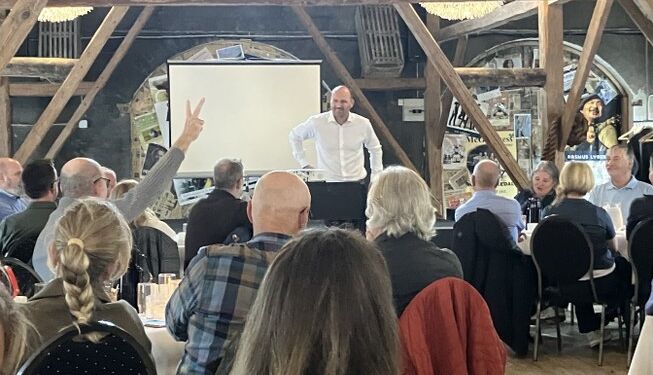 Peter Krusborg, direktør Visit Nordvestkysten, har ordet i Lønstrup. Foto: Palle W. Nielsen