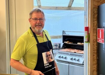 Indehaver Peter Kjær grillede pølser til de mange besøgende på Landlyst Plantecenter. Foto: Palle W. Nielsen