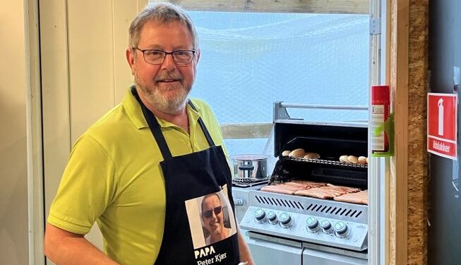 Indehaver Peter Kjær grillede pølser til de mange besøgende på Landlyst Plantecenter. Foto: Palle W. Nielsen