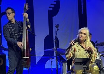 Funklende stjerner i Tversted. Chris Minh Doky og Sanne Salomonsen. Foto: Mette G.